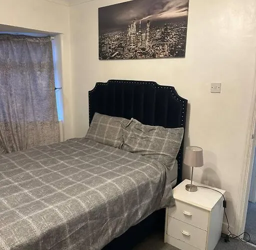 Beautiful Wood Street First Floor Flat B