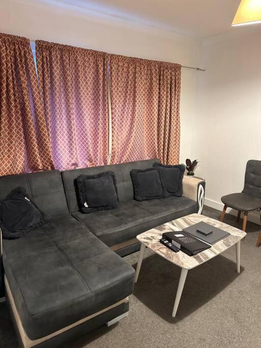 Beautiful Wood Street First Floor Flat B Apartment *