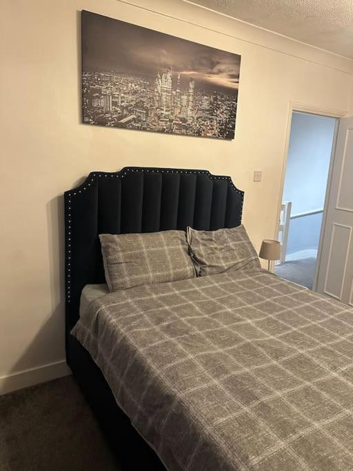 Beautiful Wood Street First Floor Flat B * London