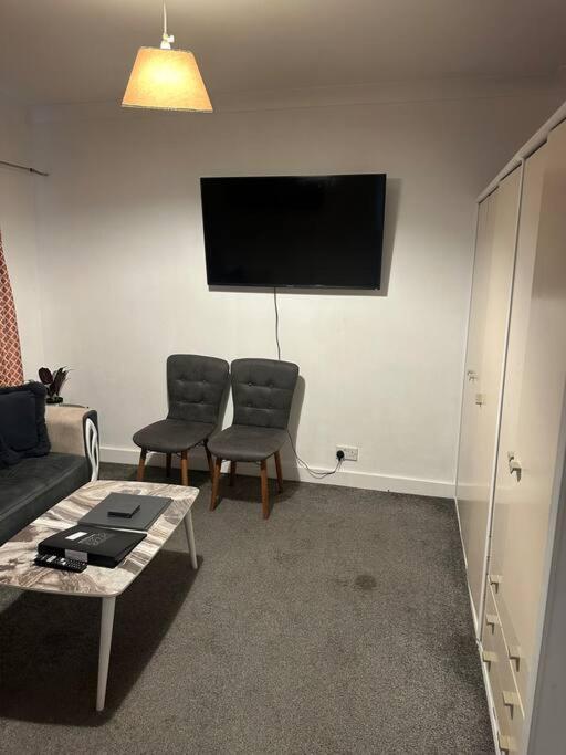 Beautiful Wood Street First Floor Flat B * London