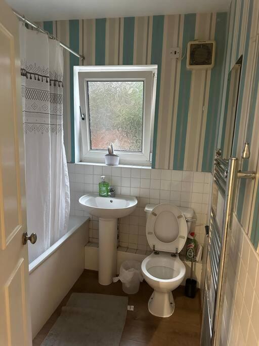 Beautiful Wood Street First Floor Flat B Apartment *