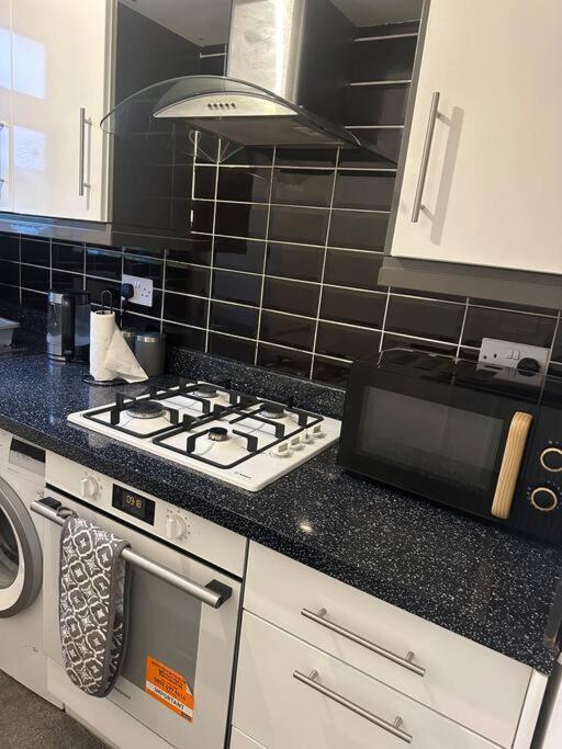Beautiful Wood Street First Floor Flat B Apartment
