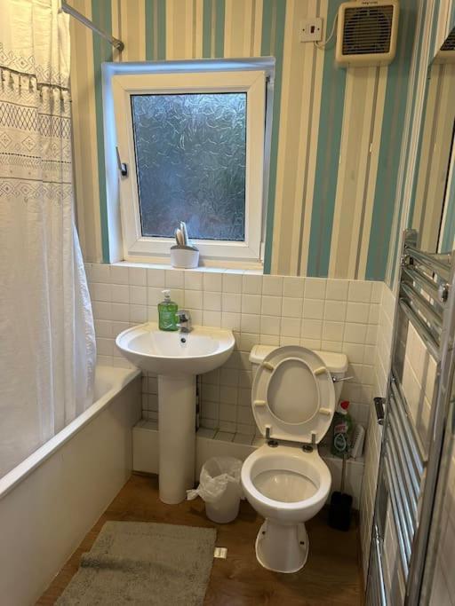 Beautiful Wood Street First Floor Flat B * London